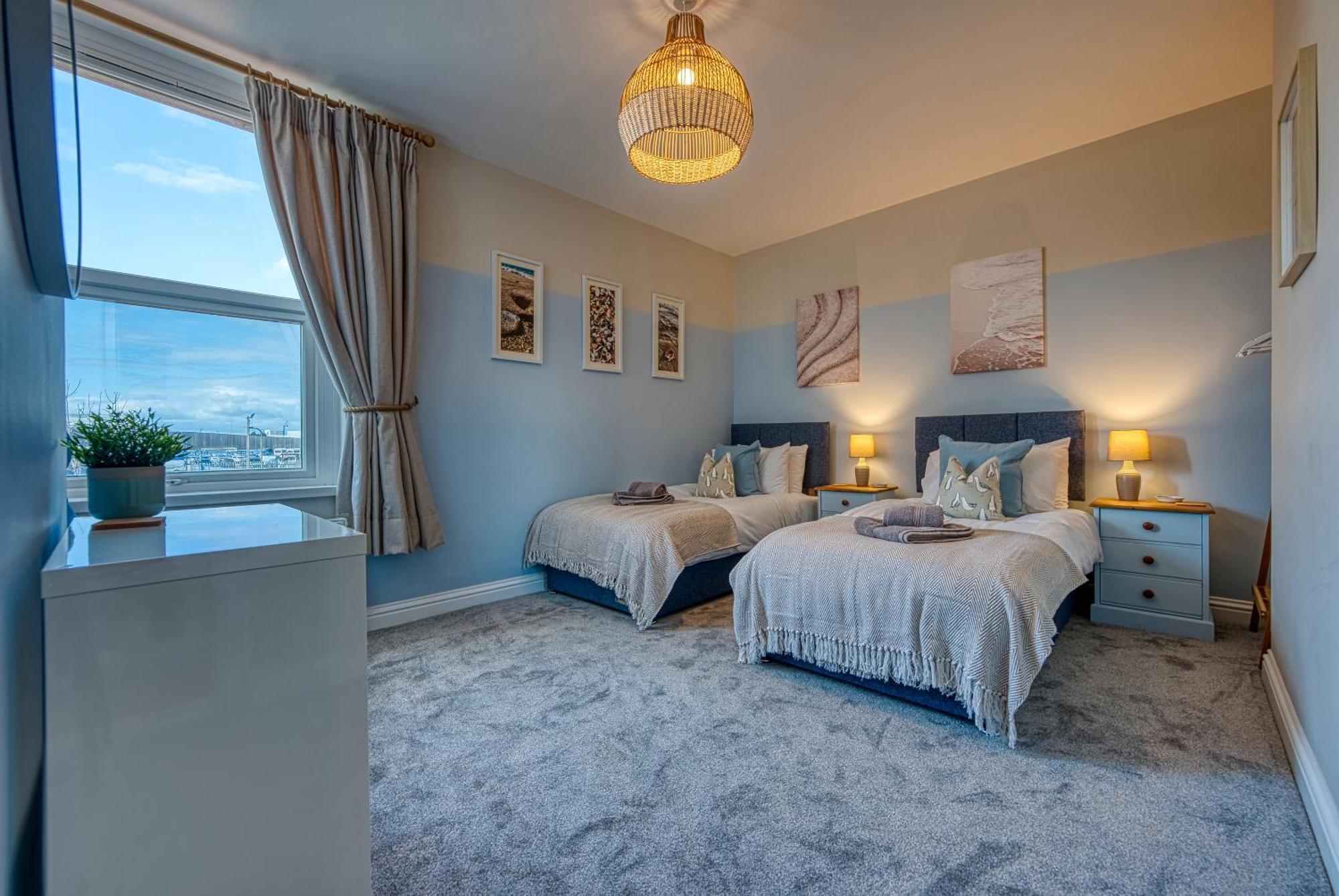 2 Bedrooms Modern, Stunning & Stylish Contractor House, Prime Portsmouth Location With Free Parking Permit, Summer Special Offer!! - By Blue Puffin Stays Buitenkant foto