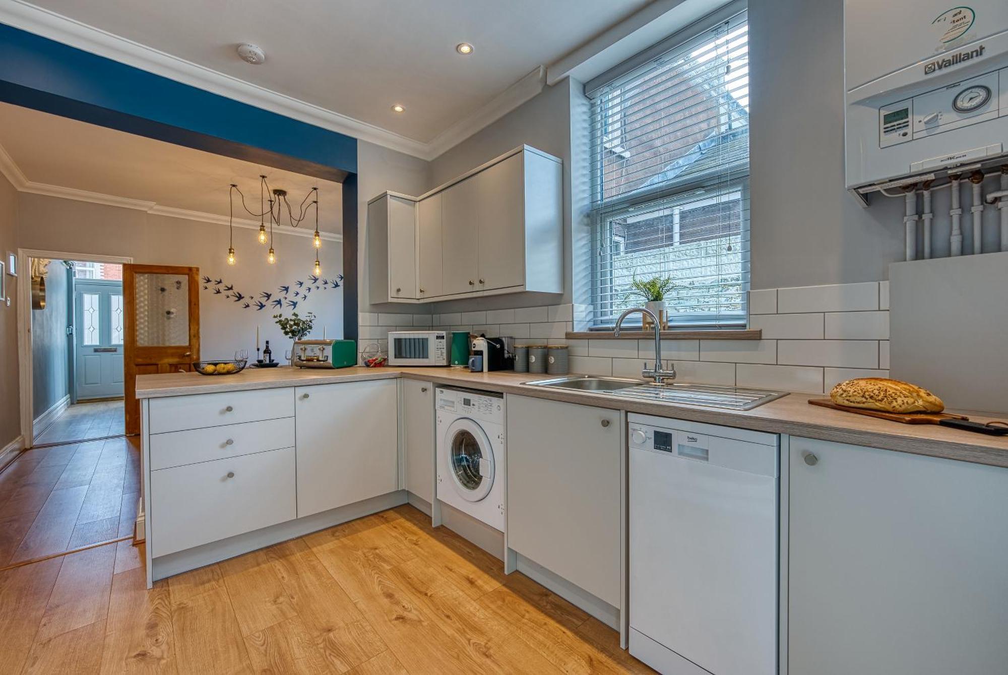 2 Bedrooms Modern, Stunning & Stylish Contractor House, Prime Portsmouth Location With Free Parking Permit, Summer Special Offer!! - By Blue Puffin Stays Buitenkant foto