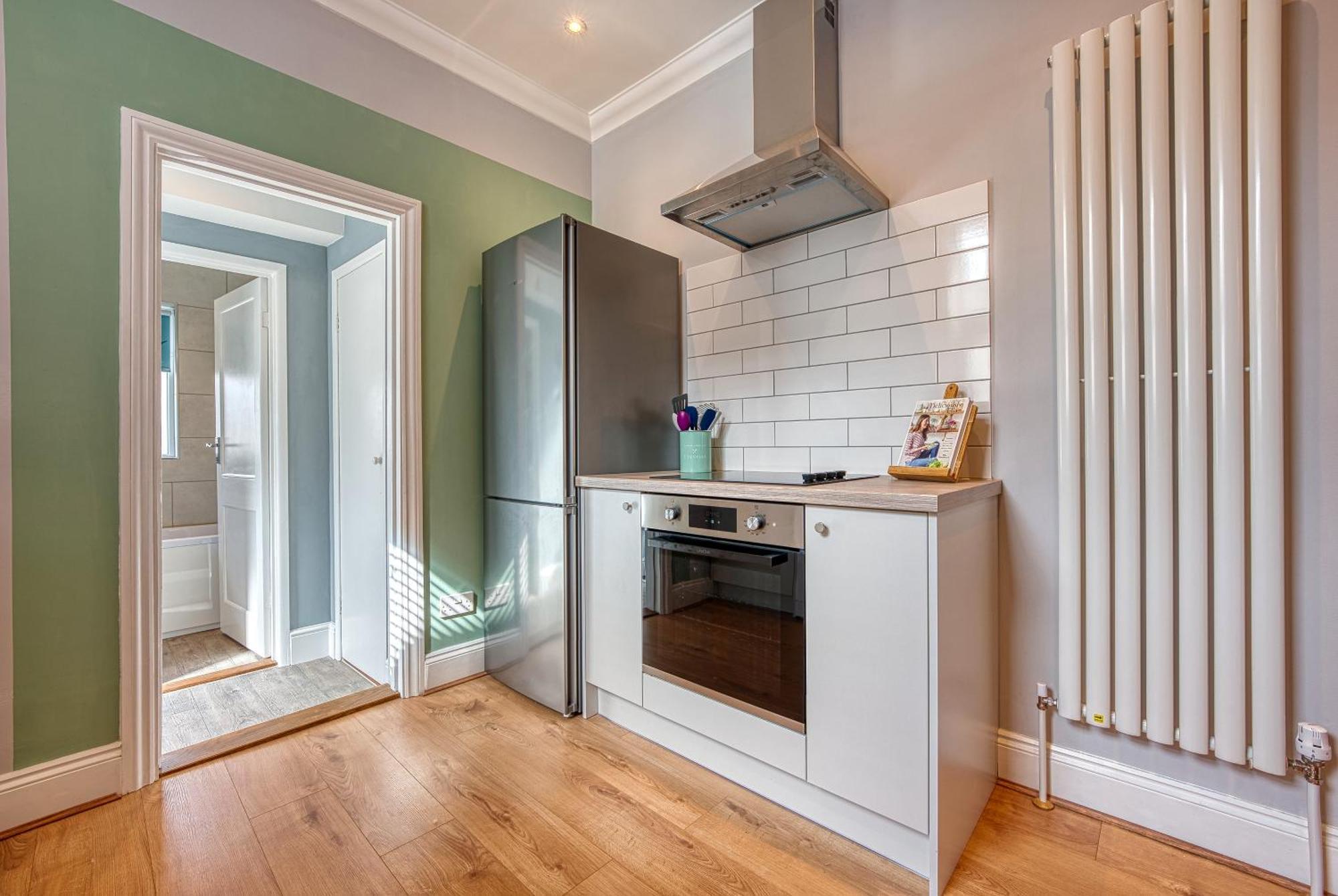 2 Bedrooms Modern, Stunning & Stylish Contractor House, Prime Portsmouth Location With Free Parking Permit, Summer Special Offer!! - By Blue Puffin Stays Buitenkant foto