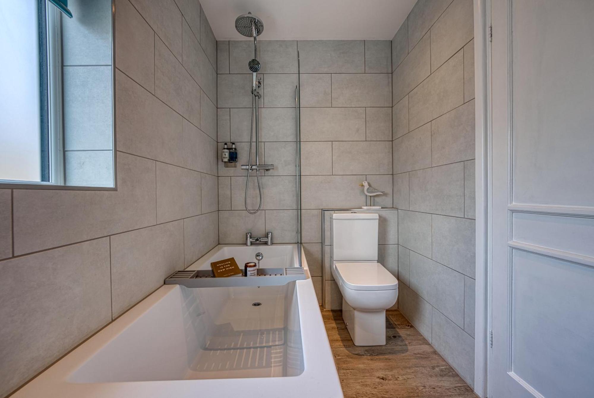 2 Bedrooms Modern, Stunning & Stylish Contractor House, Prime Portsmouth Location With Free Parking Permit, Summer Special Offer!! - By Blue Puffin Stays Buitenkant foto